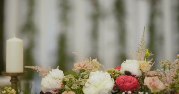 Ort des Hochzeitsempfangs mit weißer Blumendekoration — Stockvideo