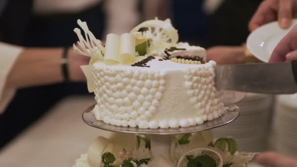 Γαμήλια τούρτα κατά τη διάρκεια του γάμου recetion — Αρχείο Βίντεο