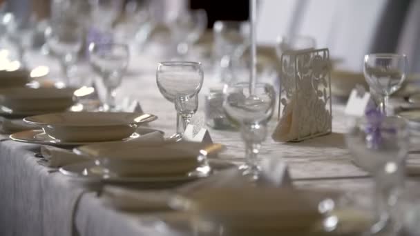 Mesa decorada para una cena de boda — Vídeos de Stock