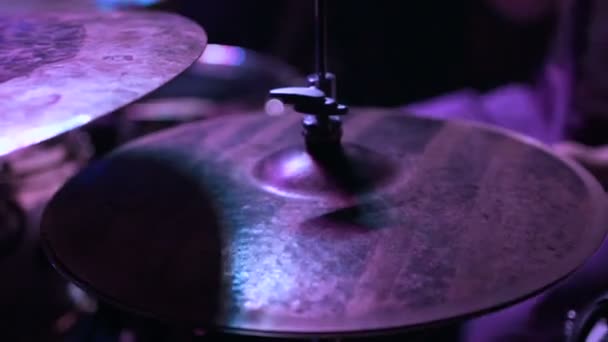 Hombre tocando la batería en concierto — Vídeos de Stock