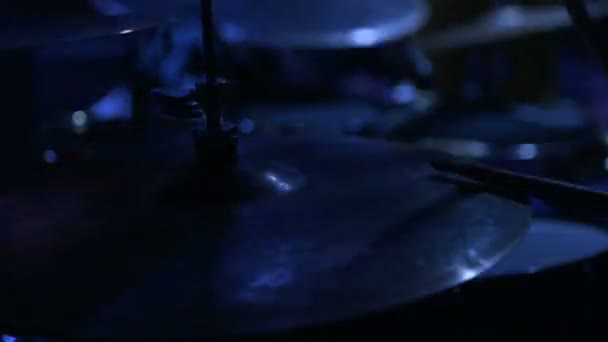 Muž hraje na bicí na koncertě — Stock video
