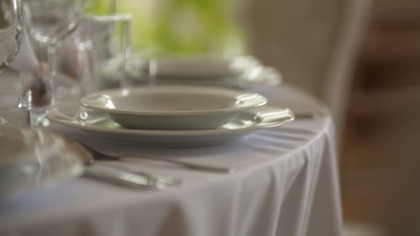 Dekorowany stół na kolację weselną — Wideo stockowe