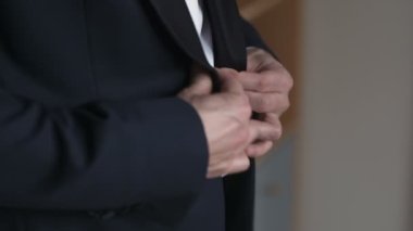 Erkek ya da İş Adamı Ceketi Giyen Adam 'ın Kapanışı