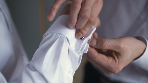 Bestman úpravy ženicha rukávy svatební přípravy — Stock video