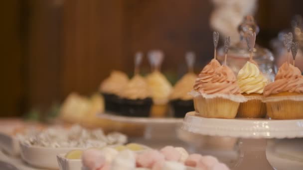 Декоративні традиційні торти Весільні торти Солодощі — стокове відео