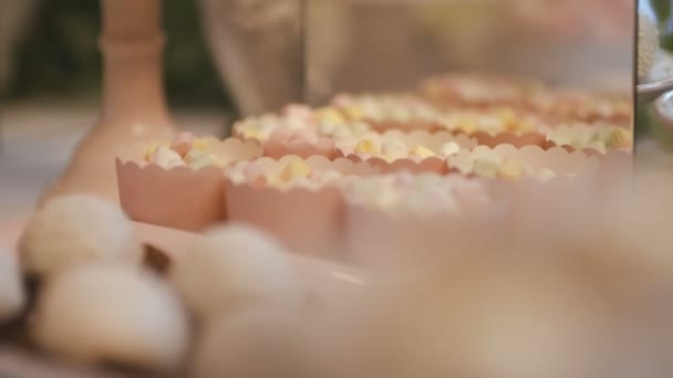 Dekoracyjne tradycyjne ciasta Wedding Cakes Sweets — Wideo stockowe