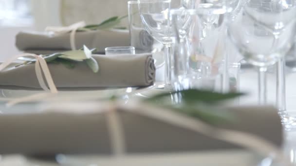 Mesa decorada para una cena de boda — Vídeos de Stock