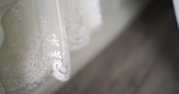 Belle robe de mariée blanche détail. — Video