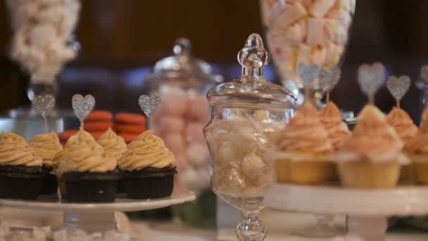 装饰传统的蛋糕婚礼蛋糕糖果 — 图库视频影像