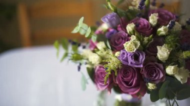 Çiçekli bir düğün yemeği için dekore edilmiş masa.