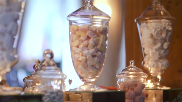 Bolos tradicionais decorativos Bolos de casamento doces — Vídeo de Stock