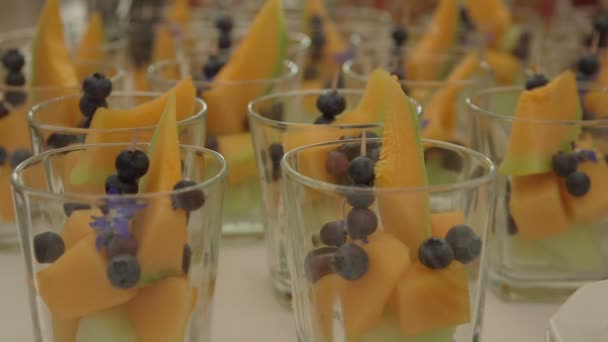 Diverse Cake Pops met fruit op tafel — Stockvideo