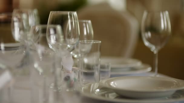 Mesa decorada para una cena de boda — Vídeo de stock