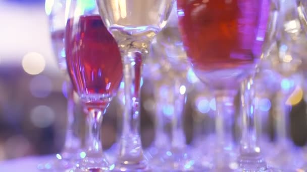 Sampanye. banyak sampanye Flutes dengan Sparkling Champagne — Stok Video