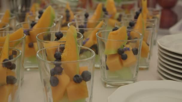 Verschiedene Cake Pops mit Früchten auf dem Tisch — Stockvideo