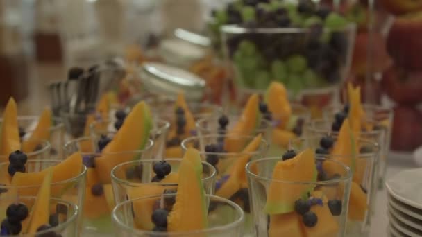 상에 과일이 들어 있는 다양 한 케이크 퐁 뒤 — 비디오