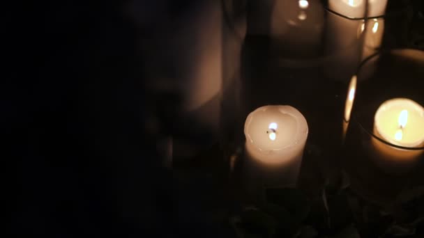 Bougies allumées sur fond noir — Video
