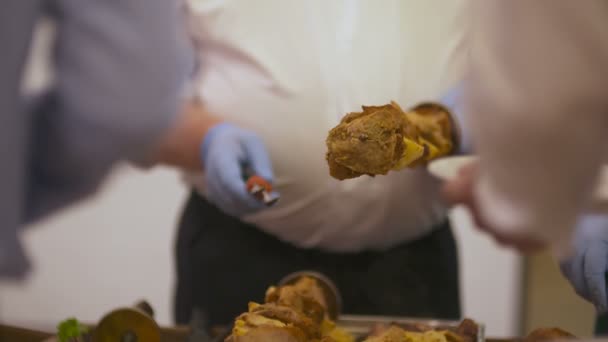 Шеф-кухар кладе шампури на тарілку — стокове відео