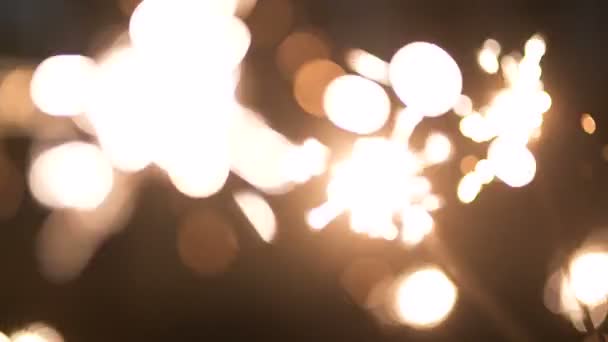 Fuegos artificiales en la mano de la mujer durante la celebración del nuevo año — Vídeos de Stock