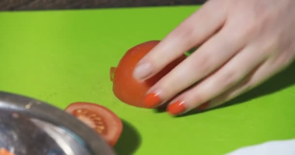 Krájení rajčat v kuchyni — Stock video