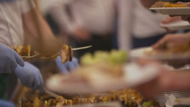 Chef pone pinchos en un plato — Vídeos de Stock
