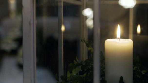 Lit kaarsen in de kerk — Stockvideo