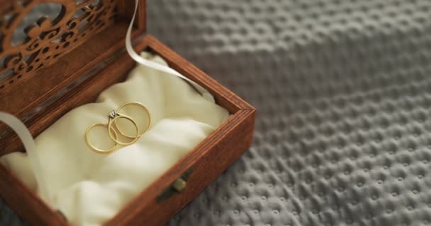 Svatební prsteny v zdobené krabici 4K — Stock video
