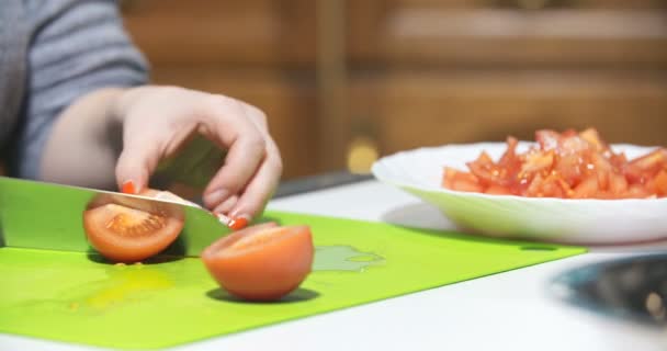 Rebanando tomate en la cocina — Vídeos de Stock
