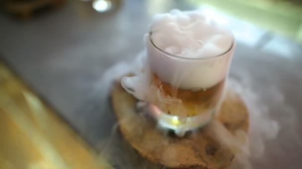 Dry Ice in Glass While bartender preparing drink — Stock Video