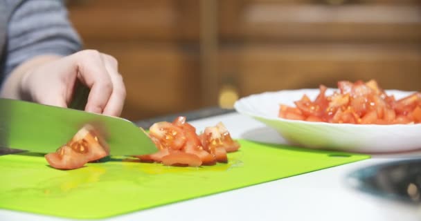 Rebanando tomate en la cocina — Vídeos de Stock