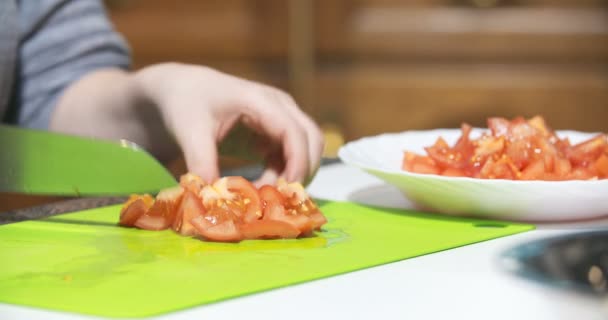 Rebanando tomate en la cocina — Vídeos de Stock