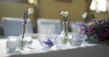 Lüks bir masa, zarif bir yemek, romantik bir akşam yemeği.