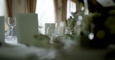 Düğün yemeği için dekore edilmiş masa.