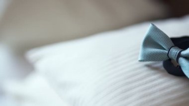 Düğün - Masada siyah papyon