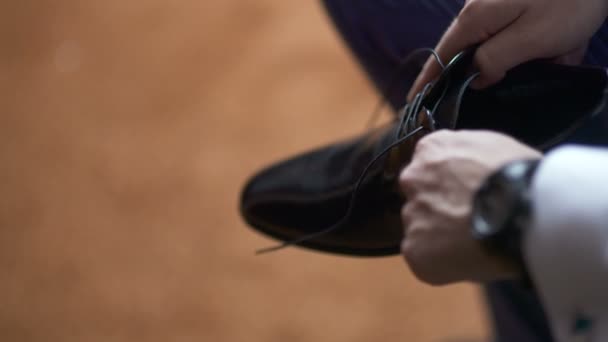 Hombre en un traje atando zapatos — Vídeos de Stock