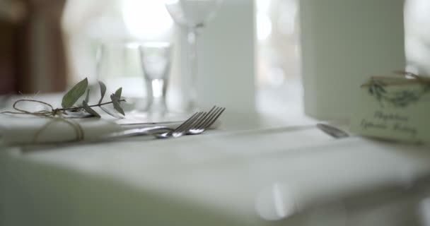 Украшенный стол для роскошного, элегантного ужина — стоковое видео