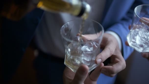 Elegante zakenman die whisky in glas giet — Stockvideo