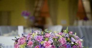 Çiçekli bir düğün yemeği için dekore edilmiş masa.