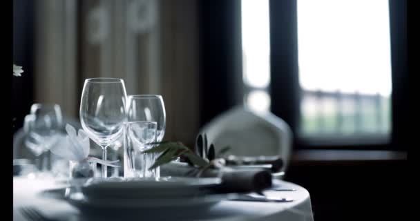 Mesa decorada para una cena de boda — Vídeo de stock