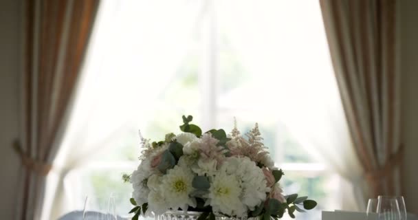 Versierde tafel voor een bruiloft diner met bloemen — Stockvideo