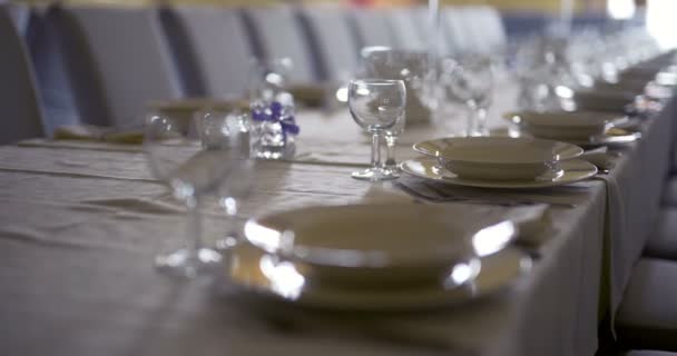 Mesa decorada para una cena de lujo y elegante, Cena Romance Fondo — Vídeos de Stock