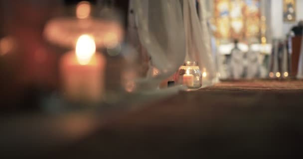 Pár svíček v kostele — Stock video