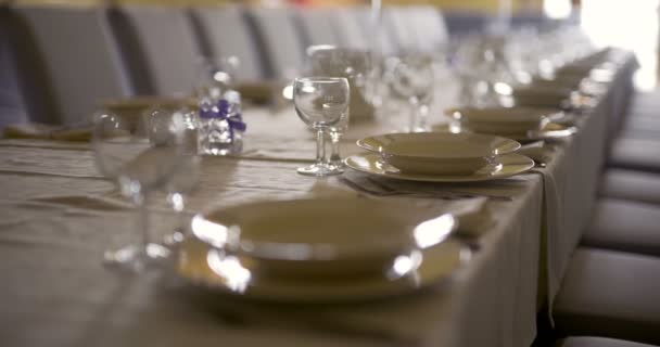 Διακοσμημένο τραπέζι για την πολυτέλεια, κομψό δείπνο, δείπνο Ρομαντικό φόντο — Αρχείο Βίντεο