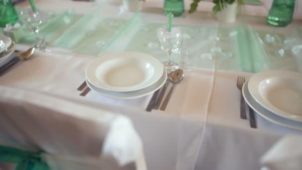 Dekorerat bord för en bröllopsmiddag — Stockvideo
