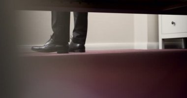 Siyah şık ayakkabılar giyen adam..