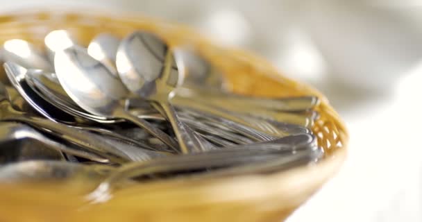 Varias cucharas en cesta de madera en la mesa — Vídeo de stock
