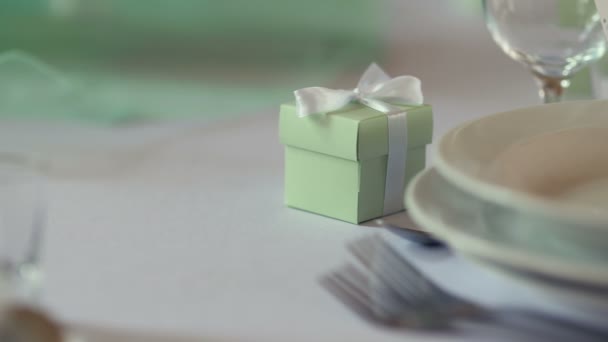 Tisch für ein Hochzeitsessen dekoriert — Stockvideo