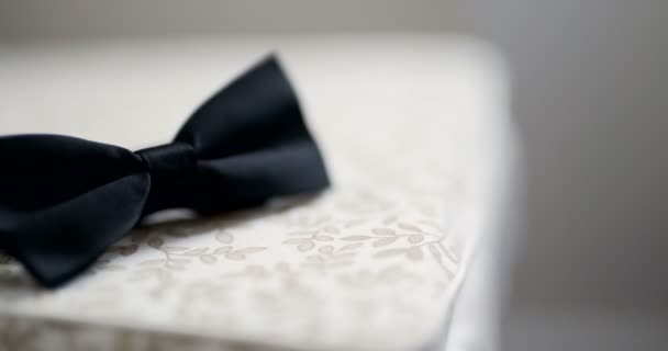 Чорна краватка на столі. Модний фон . — стокове відео