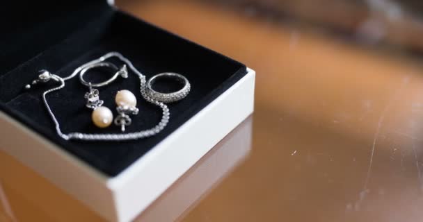 Anéis de casamento em caixa decorada — Vídeo de Stock