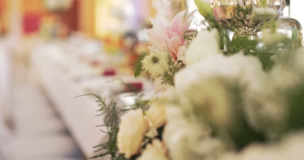 Decoraciones de mesa en una boda — Vídeos de Stock